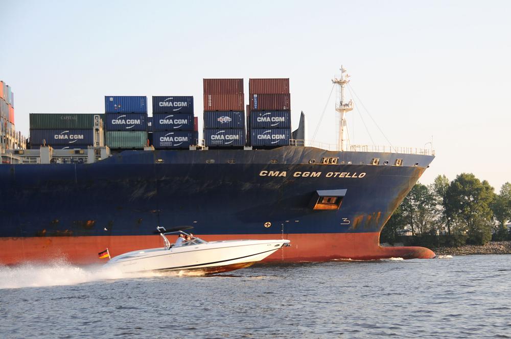 4880 CMA CGM OTELLO Schiffsbug - Sportschiff in Fahrt auf der Elbe | Schiffsbilder Hamburger Hafen - Schiffsverkehr Elbe